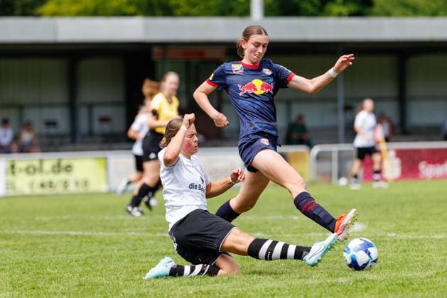 Jana Schuster (6, FFC Wacker München) und Greta Spinn (8, FC Red Bull Salzburg) beim Spiel FFC Wacker München v FC Red Bull Salzburg, Fußball, Frauen, Regionalliga Süd, 2025 2026, Testspiel am 19.07.2025 in Fürstenfeldbruck, Stadion a. d. Klosterstraße. Bayern Deutschland