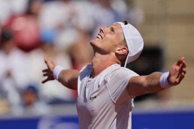 Sport Bilder des Tages BASTAD, SVERIGE 20250719 Jesper de Jong, Nederländerna, jublar över vinster efter lördagens semifinal mellan Camilo Ugo Carabelli, Argentina, och Jesper de Jong, Nederländerna, i herrarnas singel under tennisturneringen Nordea Open i Bastad. BASTAD SVERIGE x9200x