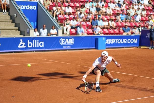 BASTAD, SVERIGE 20250719 Jesper de Jong, Nederländerna, under lördagens semifinal mellan Camilo Ugo Carabelli, Argentina, och Jesper de Jong, Nederländerna, i herrarnas singel under tennisturneringen Nordea Open i Bastad. BASTAD SVERIGE x9200x