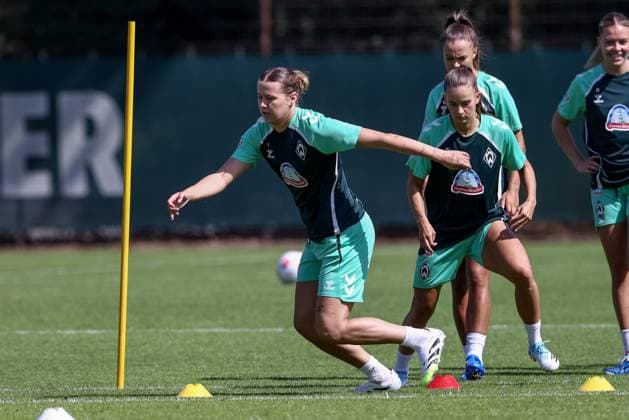 v.li.: Larissa Mühlhaus (SV Werder Bremen, 7) und Tuana Mahmoud (SV Werder Bremen, 10) bei einer Trainingsübung, 19.07.2025, Bremen (Deutschland), Fussball, Google Pixel Frauen-Bundesliga, Training SV Werder Bremen