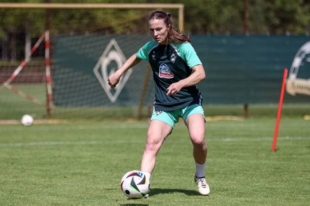 Michaela Brandenburg (SV Werder Bremen, 14) bei einer Trainingsübung, 19.07.2025, Bremen (Deutschland), Fussball, Google Pixel Frauen-Bundesliga, Training SV Werder Bremen
