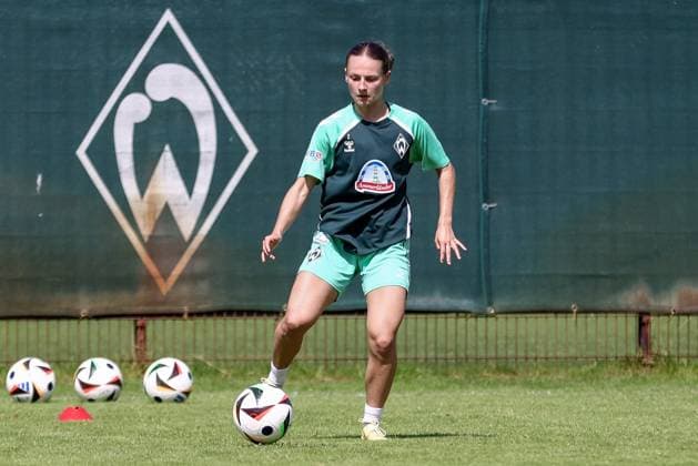 Chiara D Angelo (SV Werder Bremen, 2) bei einer Trainingsübung, 19.07.2025, Bremen (Deutschland), Fussball, Google Pixel Frauen-Bundesliga, Training SV Werder Bremen