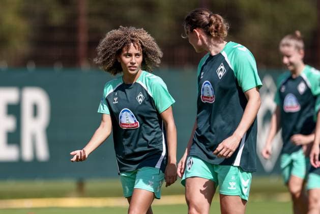 v.li.: Amira Arfaoui (SV Werder Bremen, 8) im Gespräch mit Verena Wieder (SV Werder Bremen, 31), 19.07.2025, Bremen (Deutschland), Fussball, Google Pixel Frauen-Bundesliga, Training SV Werder Bremen