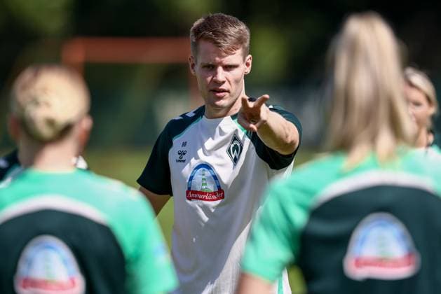 Björn Bremermann (Co-Trainer, SV Werder Bremen) gibt Anweisungen, gestikuliert, mit den Armen gestikulieren, 19.07.2025, Bremen (Deutschland), Fussball, Google Pixel Frauen-Bundesliga, Training SV Werder Bremen
