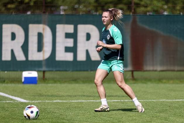 Michelle Weiß (SV Werder Bremen, 15) bei einer Trainingsübung, 19.07.2025, Bremen (Deutschland), Fussball, Google Pixel Frauen-Bundesliga, Training SV Werder Bremen