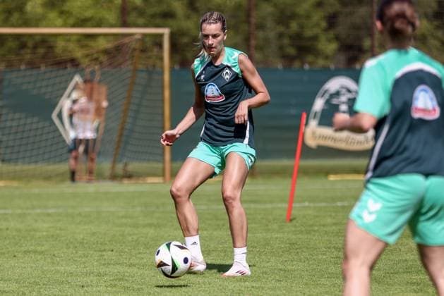 Medina Desic (SV Werder Bremen, 9) bei einer Trainingsübung, 19.07.2025, Bremen (Deutschland), Fussball, Google Pixel Frauen-Bundesliga, Training SV Werder Bremen