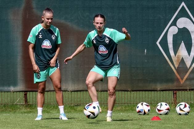 Sport Bilder des Tages v.li.: Tuana Mahmoud (SV Werder Bremen, 10) und Chiara D Angelo (SV Werder Bremen, 2) bei einer Trainingsübung, 19.07.2025, Bremen (Deutschland), Fussball, Google Pixel Frauen-Bundesliga, Training SV Werder Bremen