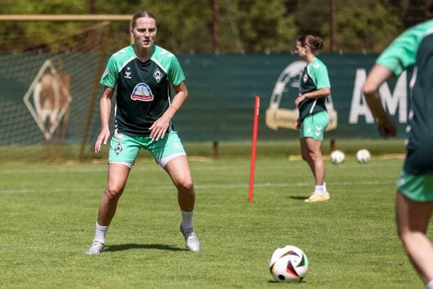 Lina Hausicke (SV Werder Bremen, 18) bei einer Trainingsübung, 19.07.2025, Bremen (Deutschland), Fussball, Google Pixel Frauen-Bundesliga, Training SV Werder Bremen