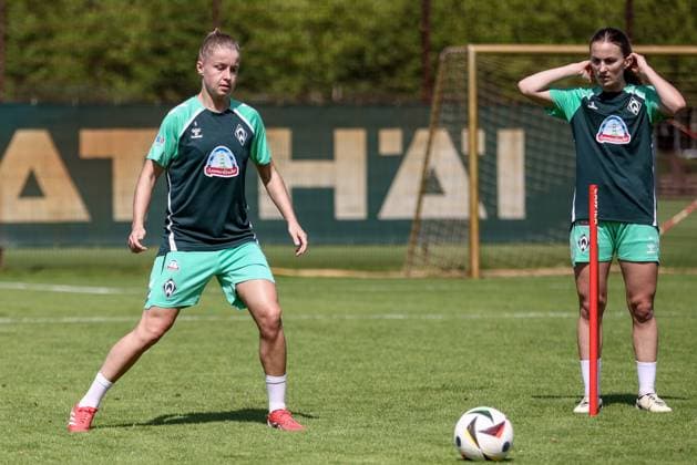 v.li.: Michelle Ulbrich (SV Werder Bremen, 5) und Michaela Brandenburg (SV Werder Bremen, 14) bei einer Trainingsübung, 19.07.2025, Bremen (Deutschland), Fussball, Google Pixel Frauen-Bundesliga, Training SV Werder Bremen