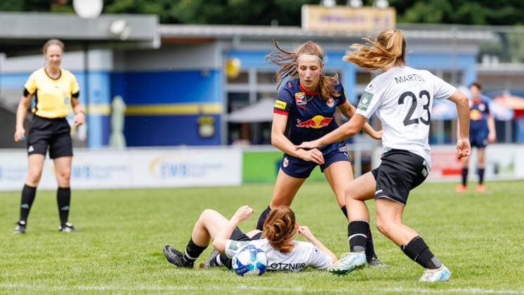 Sara Grabovac (14, FC Red Bull Salzburg), Sophie Marten (23, FFC Wacker München), am Boden liegend Lisa Flötzner (13, FFC Wacker München) beim Spiel FFC Wacker München v FC Red Bull Salzburg, Fußball, Frauen, Regionalliga Süd, 2025 2026, Testspiel am 19.07.2025 in Fürstenfeldbruck, Stadion a. d. Klosterstraße. Bayern Deutschland