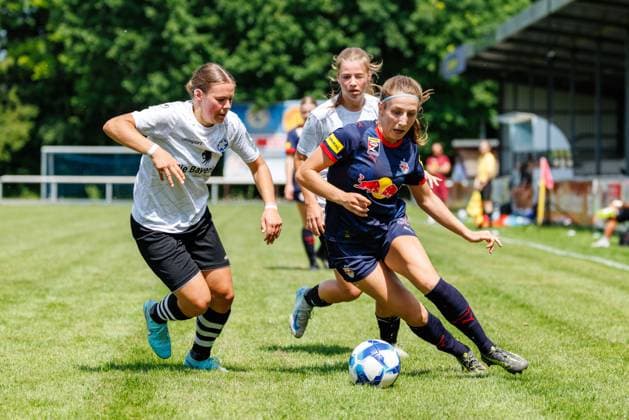 Sara Grabovac (14, FC Red Bull Salzburg) und Jana Schuster (6, FFC Wacker München) beim Spiel FFC Wacker München v FC Red Bull Salzburg, Fußball, Frauen, Regionalliga Süd, 2025 2026, Testspiel am 19.07.2025 in Fürstenfeldbruck, Stadion a. d. Klosterstraße. Bayern Deutschland