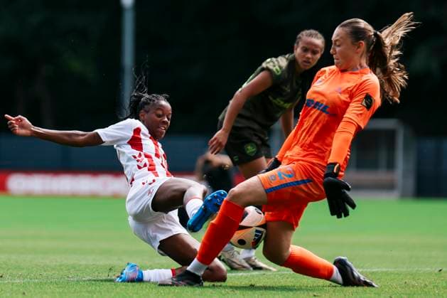 Testspiel: 1.FC Köln- OH Leuven; 19.07.2025 Lydia Andrade (1. FC Köln, 17) im Zweikampf mit Juliette Demol (OH Leuven Women, 12) beim Testspiel: 1.FC Köln- OH Leuven; Köln, Geißbockheim am 19.07.2025 Copyright: xBEAUTIFULxSPORTS Freisenx