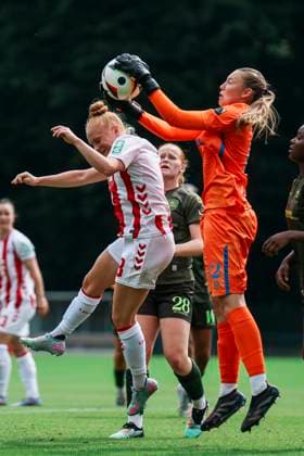 Testspiel: 1.FC Köln- OH Leuven; 19.07.2025 Laura Vogt (1. FC Köln, 8) im Zweikampf mit Juliette Demol (OH Leuven Women, 12) beim Testspiel: 1.FC Köln- OH Leuven; Köln, Geißbockheim am 19.07.2025 Copyright: xBEAUTIFULxSPORTS Freisenx