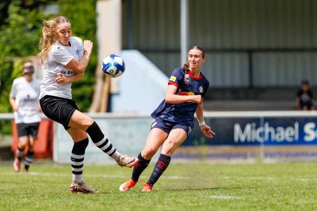 Greta Spinn (8, FC Red Bull Salzburg) und Emilie Hesselbach (18, FFC Wacker München) beim Spiel FFC Wacker München v FC Red Bull Salzburg, Fußball, Frauen, Regionalliga Süd, 2025 2026, Testspiel am 19.07.2025 in Fürstenfeldbruck, Stadion a. d. Klosterstraße. Bayern Deutschland