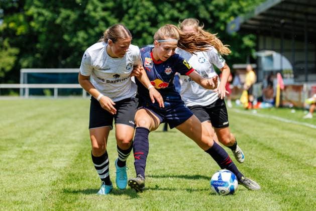Sara Grabovac (14, FC Red Bull Salzburg) und Jana Schuster (6, FFC Wacker München) beim Spiel FFC Wacker München v FC Red Bull Salzburg, Fußball, Frauen, Regionalliga Süd, 2025 2026, Testspiel am 19.07.2025 in Fürstenfeldbruck, Stadion a. d. Klosterstraße. Bayern Deutschland