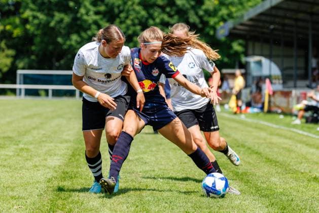 Sara Grabovac (14, FC Red Bull Salzburg) und Jana Schuster (6, FFC Wacker München) beim Spiel FFC Wacker München v FC Red Bull Salzburg, Fußball, Frauen, Regionalliga Süd, 2025 2026, Testspiel am 19.07.2025 in Fürstenfeldbruck, Stadion a. d. Klosterstraße. Bayern Deutschland