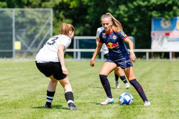 Vina Crnoja (7, FC Red Bull Salzburg) und Lisa Flötzner (13, FFC Wacker München) beim Spiel FFC Wacker München v FC Red Bull Salzburg, Fußball, Frauen, Regionalliga Süd, 2025 2026, Testspiel am 19.07.2025 in Fürstenfeldbruck, Stadion a. d. Klosterstraße. Bayern Deutschland