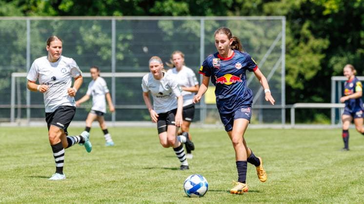 Valentina Lutz (5, FC Red Bull Salzburg) beim Spiel FFC Wacker München v FC Red Bull Salzburg, Fußball, Frauen, Regionalliga Süd, 2025 2026, Testspiel am 19.07.2025 in Fürstenfeldbruck, Stadion a. d. Klosterstraße. Bayern Deutschland