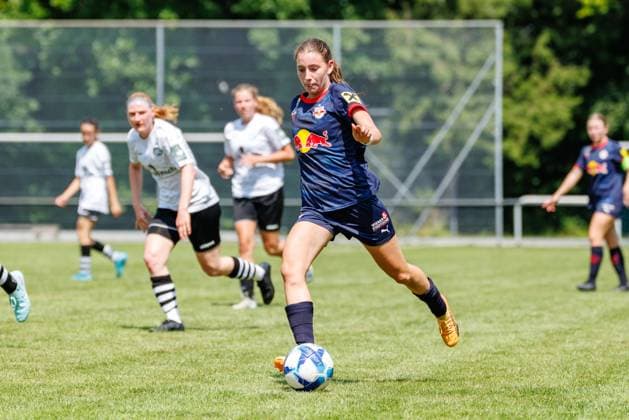Valentina Lutz (5, FC Red Bull Salzburg) beim Spiel FFC Wacker München v FC Red Bull Salzburg, Fußball, Frauen, Regionalliga Süd, 2025 2026, Testspiel am 19.07.2025 in Fürstenfeldbruck, Stadion a. d. Klosterstraße. Bayern Deutschland
