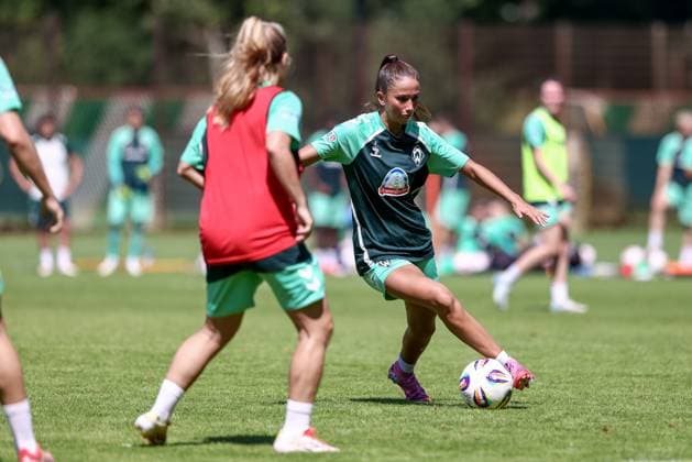 Amira Dahl (SV Werder Bremen, 17) bei einer Trainingsübung, 19.07.2025, Bremen (Deutschland), Fussball, Google Pixel Frauen-Bundesliga, Training SV Werder Bremen