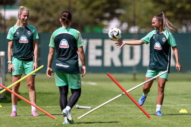 v.li.: Sharon Beck (SV Werder Bremen, 27), Mariella El Sherif (Torhüterin, Torwart, SV Werder Bremen, 1) und Maja Sternad (SV Werder Bremen, 11) bei einer Trainingsübung, Fußballtennis, lächelt, lacht, freut sich, Spaß, Freude, 19.07.2025, Bremen (Deutschland), Fussball, Google Pixel Frauen-Bundesliga, Training SV Werder Bremen