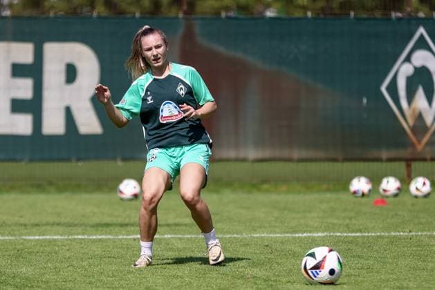 Michelle Weiß (SV Werder Bremen, 15) bei einer Trainingsübung, 19.07.2025, Bremen (Deutschland), Fussball, Google Pixel Frauen-Bundesliga, Training SV Werder Bremen