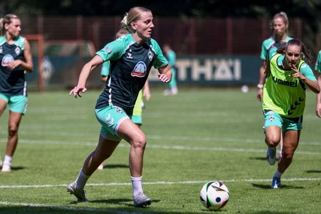 Lina Hausicke (SV Werder Bremen, 18) bei einer Trainingsübung, 19.07.2025, Bremen (Deutschland), Fussball, Google Pixel Frauen-Bundesliga, Training SV Werder Bremen