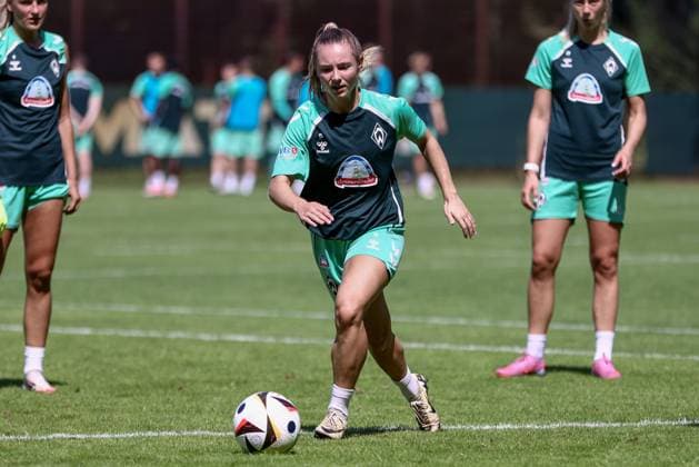 Michelle Weiß (SV Werder Bremen, 15) bei einer Trainingsübung, 19.07.2025, Bremen (Deutschland), Fussball, Google Pixel Frauen-Bundesliga, Training SV Werder Bremen