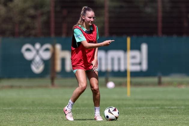 Lina Szaraz (SV Werder Bremen, 25) bei einer Trainingsübung, gibt Anweisungen, gestikuliert, mit den Armen gestikulieren, 19.07.2025, Bremen (Deutschland), Fussball, Google Pixel Frauen-Bundesliga, Training SV Werder Bremen