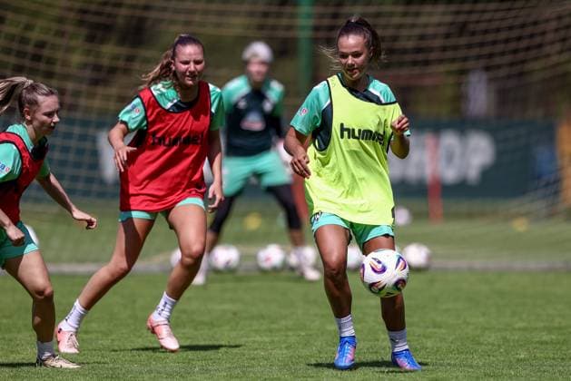 v.li.: Michelle Weiß (SV Werder Bremen, 15) und Maja Sternad (SV Werder Bremen, 11) bei einer Trainingsübung, 19.07.2025, Bremen (Deutschland), Fussball, Google Pixel Frauen-Bundesliga, Training SV Werder Bremen