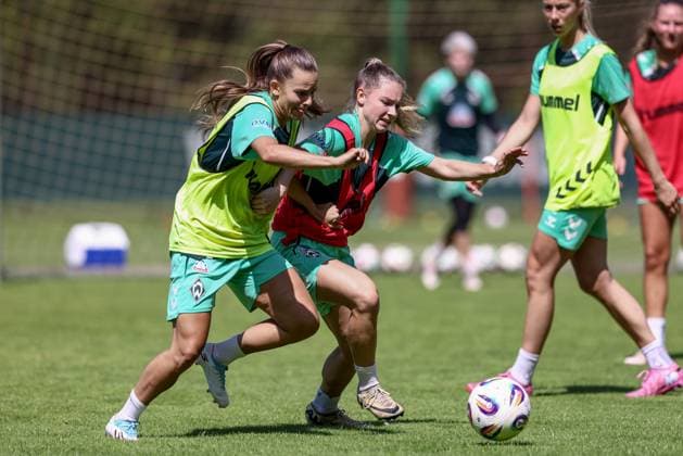 v.li.: Tuana Mahmoud (SV Werder Bremen, 10) und Michelle Weiß (SV Werder Bremen, 15) bei einer Trainingsübung, 19.07.2025, Bremen (Deutschland), Fussball, Google Pixel Frauen-Bundesliga, Training SV Werder Bremen