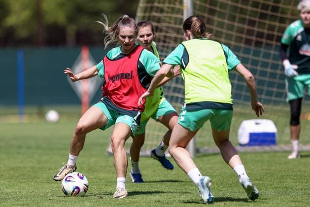 v.li.: Michelle Weiß (SV Werder Bremen, 15) und Reena Wichmann (SV Werder Bremen, 6) bei einer Trainingsübung, 19.07.2025, Bremen (Deutschland), Fussball, Google Pixel Frauen-Bundesliga, Training SV Werder Bremen