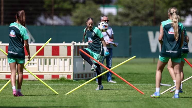 Sinem Özdemir (Torhüterin, Torwart, SV Werder Bremen) bei einer Trainingsübung, Fußballtennis, 19.07.2025, Bremen (Deutschland), Fussball, Google Pixel Frauen-Bundesliga, Training SV Werder Bremen