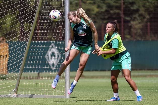 v.li.: Kaylie Ronan (SV Werder Bremen, 4) und Maja Sternad (SV Werder Bremen, 11) bei einer Trainingsübung, 19.07.2025, Bremen (Deutschland), Fussball, Google Pixel Frauen-Bundesliga, Training SV Werder Bremen