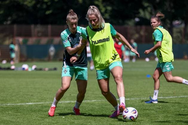 v.li.: Michelle Ulbrich (SV Werder Bremen, 5) uimd Sharon Beck (SV Werder Bremen, 27) bei einer Trainingsübung, 19.07.2025, Bremen (Deutschland), Fussball, Google Pixel Frauen-Bundesliga, Training SV Werder Bremen