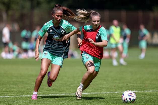 v.li.: Amira Dahl (SV Werder Bremen, 17) und Michelle Weiß (SV Werder Bremen, 15) bei einer Trainingsübung, 19.07.2025, Bremen (Deutschland), Fussball, Google Pixel Frauen-Bundesliga, Training SV Werder Bremen