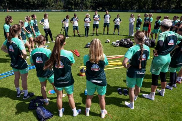 Spielerinnen des SV Werder Bremen in einem Kreis nach dem Training, Mannschaftskreis, Besprechung, besprechen sich, 19.07.2025, Bremen (Deutschland), Fussball, Google Pixel Frauen-Bundesliga, Training SV Werder Bremen