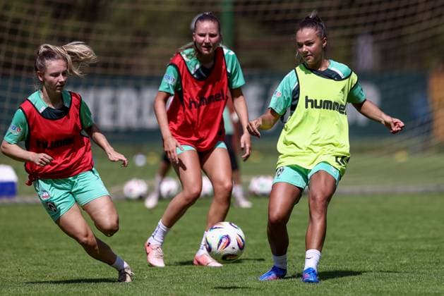 v.li.: Michelle Weiß (SV Werder Bremen, 15) und Maja Sternad (SV Werder Bremen, 11) bei einer Trainingsübung, 19.07.2025, Bremen (Deutschland), Fussball, Google Pixel Frauen-Bundesliga, Training SV Werder Bremen