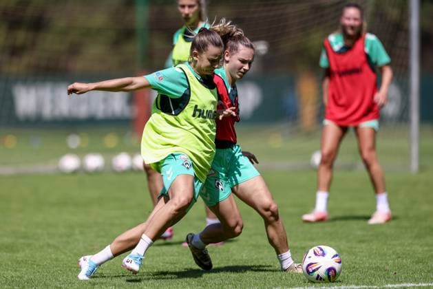 v.li.: Tuana Mahmoud (SV Werder Bremen, 10) und Michelle Weiß (SV Werder Bremen, 15) bei einer Trainingsübung, 19.07.2025, Bremen (Deutschland), Fussball, Google Pixel Frauen-Bundesliga, Training SV Werder Bremen