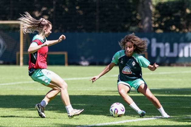 v.li.: Michelle Weiß (SV Werder Bremen, 15) und Amira Arfaoui (SV Werder Bremen, 8) bei einer Trainingsübung, 19.07.2025, Bremen (Deutschland), Fussball, Google Pixel Frauen-Bundesliga, Training SV Werder Bremen