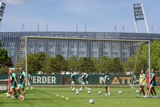 Spielerinnen des SV Werder Bremen tragen ein Trainingstor vom Trainingsplatz, Spielfeld, 19.07.2025, Bremen (Deutschland), Fussball, Google Pixel Frauen-Bundesliga, Training SV Werder Bremen