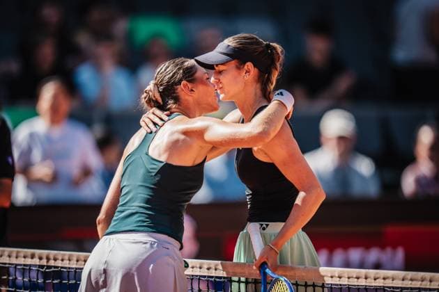 Tennis Frauen MSC Hamburg Ladies Open WTA, Tennis Damen 250 Anna Bondar (HUN) vs. Kaja Juvan (SVN) 19.07.2025 v.l. Kaja Juvan und Anna Bondar umarmung nach dem Spiel Hamburg Tennisstadion am Rothenbaum Hamburg Deutschland