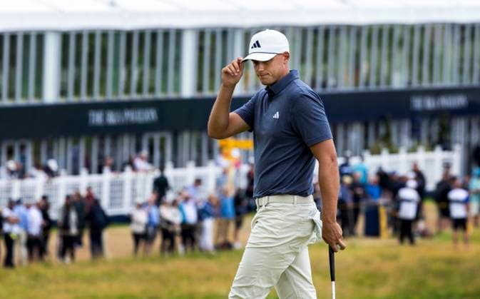 PORTRUSH, NORDIRLAND 20250719 Ludvig Aberg, Sverige tackar publiken efter att ha räddat par pa första halet pa tredje tävlingsdagen i The Open Golf pa Royal Portrush Golf Club under lördagen. Foto Christer Höglund TT Kod: 40750 PORTRUSH STORBRITANNIEN x40750x