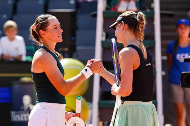 GER, Hamburg, xFSx, ATP250 Frauen-Tennistunier , MSC Hamburg Ladies Open 2025 , Halbfinale ,18.07.2025 v.l. Kaja Juvan (SLO) gratuliert Anna Bondar (HUN) zum Sieg Copyright: HMBxMedia FernandoxSoares