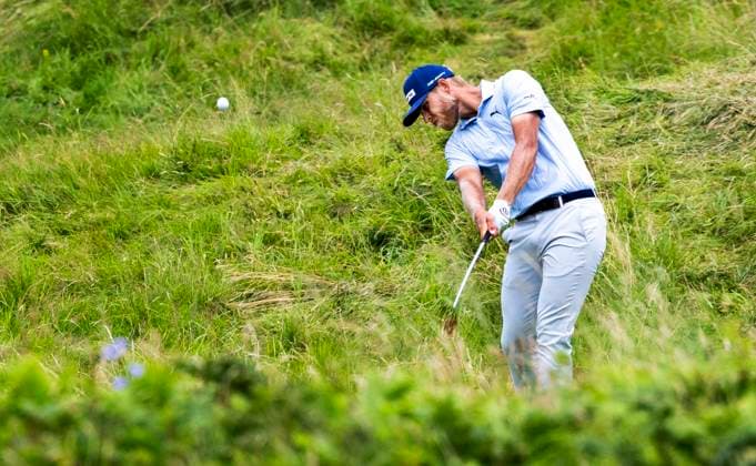 PORTRUSH, NORDIRLAND 20250719 Jesper Svensson, Sverige spelar sig ur ruffen pa det 12de halet pa tredje tävlingsdagen i The Open Golf pa Royal Portrush Golf Club under lördagen. PORTRUSH STORBRITANNIEN x40750x