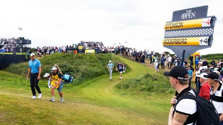 PORTRUSH, NORDIRLAND 20250719 Henrik Stenson, Sverige, pa väg pa det 14:e halet med sin caddie Fanny Sunesson pa tredje tävlingsdagen i The Open Golf pa Royal Portrush Golf Club under lördagen. PORTRUSH STORBRITANNIEN x40750x