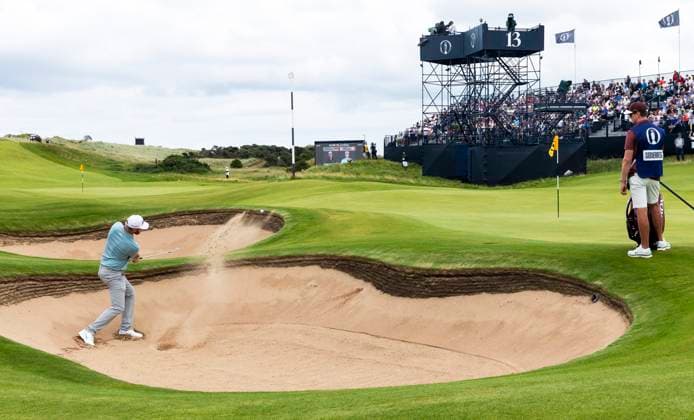 Sport Bilder des Tages PORTRUSH, NORDIRLAND 20250719 Sebastian Söderberg, Sverige slar sig ur green bunkern pa det 13:e halet pa tredje tävlingsdagen i The Open Golf pa Royal Portrush Golf Club under lördagen. PORTRUSH STORBRITANNIEN x40750x