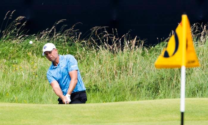 PORTRUSH, NORDIRLAND 20250719 Henrik Stenson, Sverige chippar in mot flaggan pa det 14:e halet pa tredje tävlingsdagen i The Open Golf pa Royal Portrush Golf Club under lördagen. PORTRUSH STORBRITANNIEN x40750x