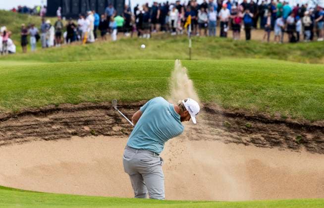 PORTRUSH, NORDIRLAND 20250719 Sebastian Söderberg, Sverige slar sig ur fairway bunkern pa det 14e halet pa tredje tävlingsdagen i The Open Golf pa Royal Portrush Golf Club under lördagen. PORTRUSH STORBRITANNIEN x40750x