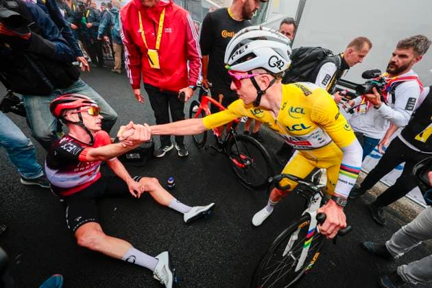 Sport Bilder des Tages Tour de France 2025 Stage 14 LUCHON SUPERBAGNERES, FRANCE - JULY 19 : Arensman Thymen (NED) of INEOS Grenadiers and Pogacar Tadej (SLO) of UAE Team Emirates - XRG after the race during stage 14 of the 112th edition of Tour de France an UCI World Tour 2.UWT cycling road race stage for Men Elite of 183 km with start in Pau and finish in Luchon Superbagneres on July 19, 2025 in Luchon Superbagneres, France, 19 07 2025 ( Motordriver Kenny Verfaillie - Luchon Superbagneres France  Copyright: xLucaxBettinix